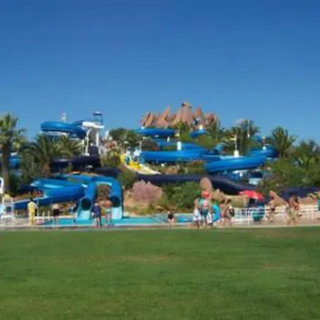 2 Bed Flat - Sleeps 4 - Parking - Wifi