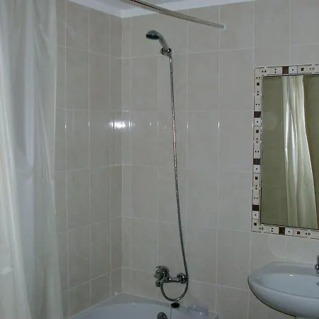 2 Bed Flat - Sleeps 4 - Parking - Wifi דירה *