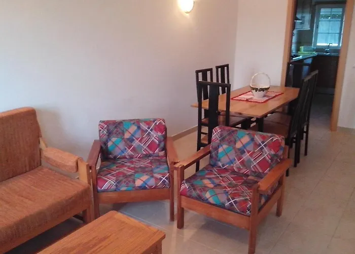 2 Bed Flat - Sleeps 4 - Parking - Wifi * אלבופיירה
