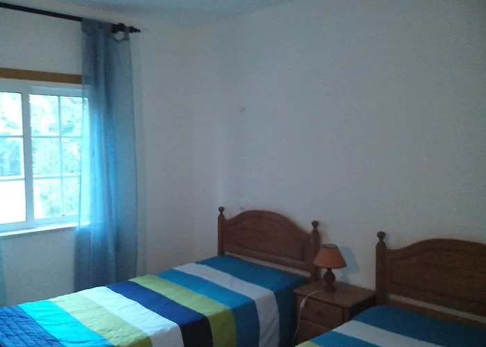 2 Bed Flat - Sleeps 4 - Parking - Wifi דירה
