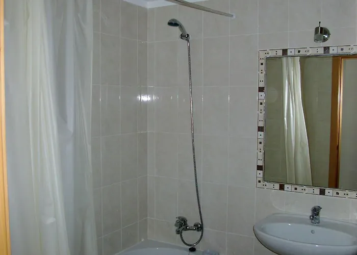 2 Bed Flat - Sleeps 4 - Parking - Wifi דירה *